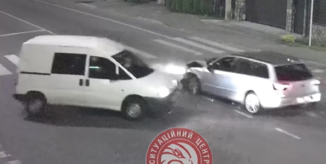 Nissan врізався у світлофор, а на іншому перехресті зіткнулися авто: серія ДТП у Вінниці