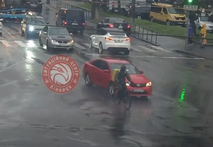 У Вінниці Toyota зіткнулася з велосипедом: обійшлося без постраждалих