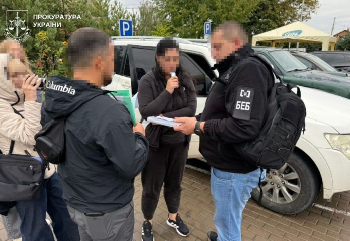 Шість автівок для фронту перетворились на прибуток: на Вінниччині судитимуть “благодійницю”