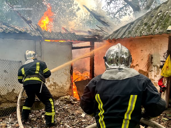 Горіли гаражі й господарські споруди: рятувальники Вінниччини звітують про чотири пожежі