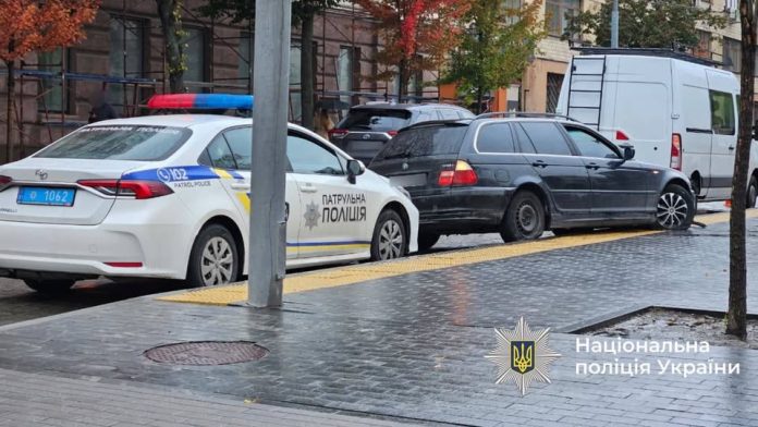 На Театральній у Вінниці авто збило зупинку, постраждала жінка