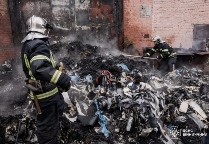 Пожежа на Батозькій: у Вінниці спалахнули текстильні відходи