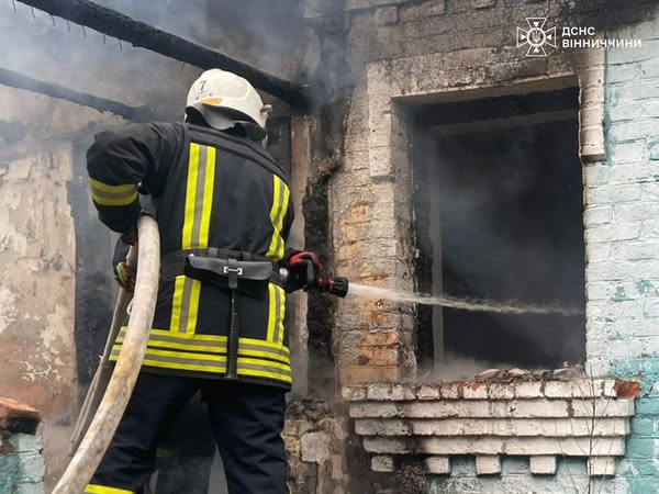 Палаючі будинки й гараж: рятувальники Вінниччини приборкували одразу кілька пожеж