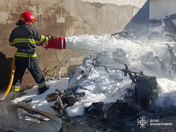 У Вінниці рятувальники загасили вогонь у квартирі та на парковці біля супермаркету