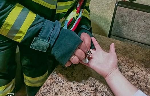 У Вінниці рятувальники зняли обручку, яка перетворилась на пастку для жінки