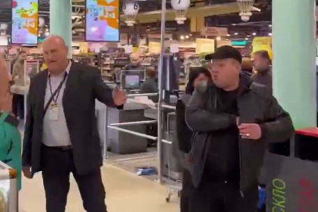 Конфлікт у Вінниці: у супермаркеті чоловік напав на жінку, охоронці не втрутилися