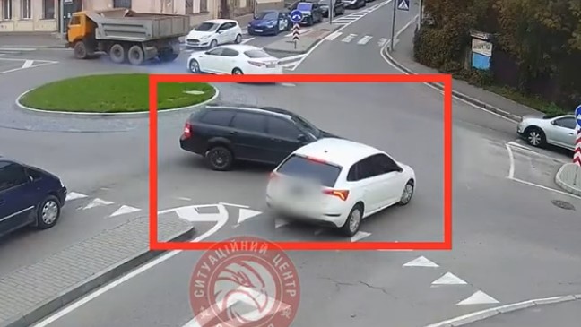 На «кільці» в центрі Вінниці Skoda не пропустила Chevrolet: обійшлося без постраждалих
