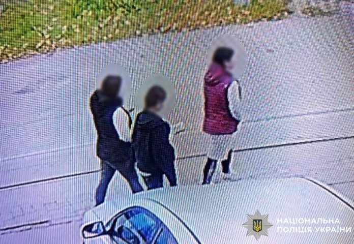 Попросили поїсти — забрали прикраси: у Вінниці дві дівчини обікрали літню жінку