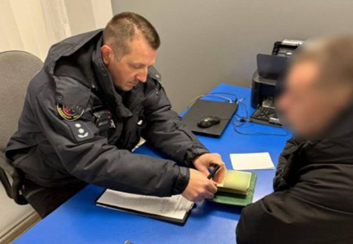 У Вінниці оштрафували чоловіка за відео у поліцейській формі