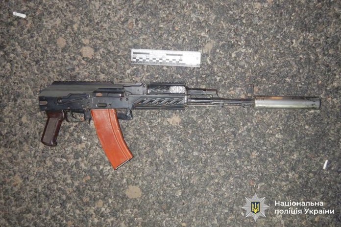 На Вінниччині затримали чоловіка, який возив у авто автомат із набоями
