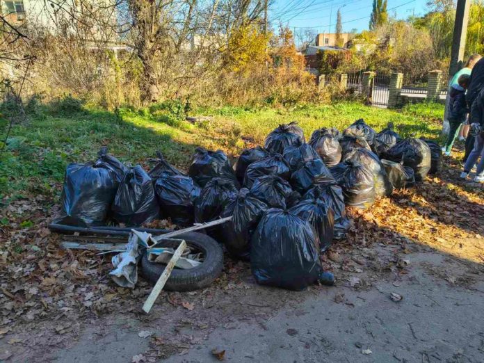 Вінничани разом із Муніципальною вартою прибрали прибережні зони міста