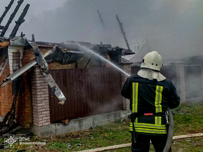 У Мухівцях вогонь охопив дах споруди — рятувальники ліквідували пожежу