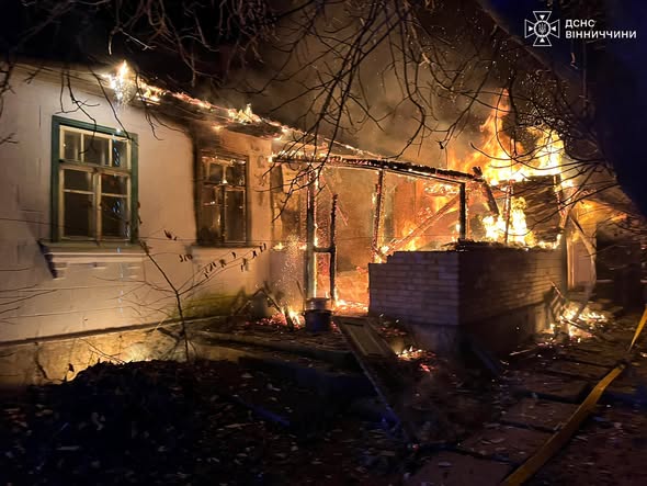 На Вінниччині рятувальники ліквідували три пожежі: у Калинівці врятували жінку