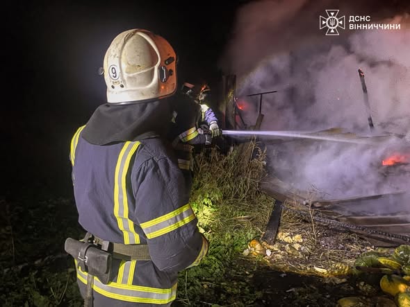 На Вінниччині за добу сталося три пожежі: горіли будівлі та комбайн