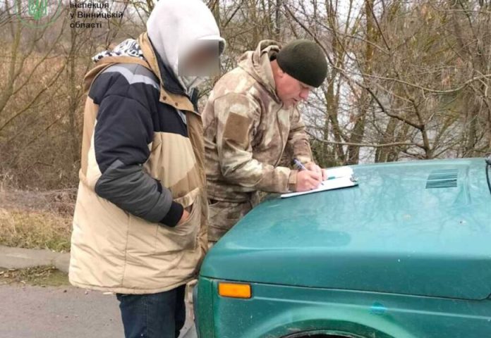 На Вінниччині спіймали рибалок, які ловили рибу в зимувальних ямах
