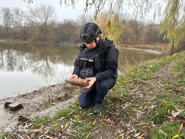 Небезпечна знахідка біля ставка: у Жмеринському районі вилучили боєприпас Другої світової