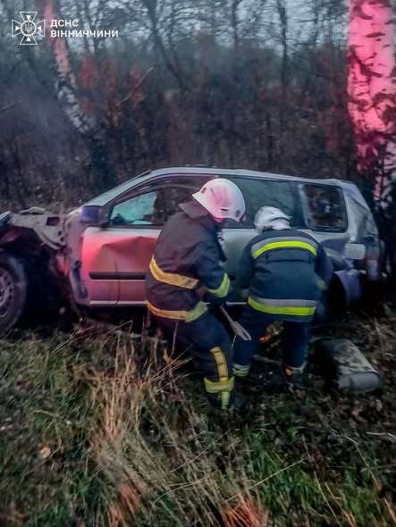 Дві автотрощі за добу: рятувальники деблокували загиблого чоловіка і травмовану водійку