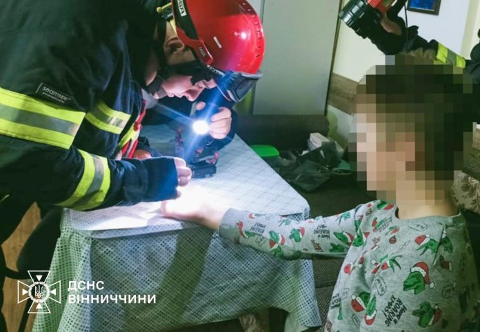 Небезпечна дрібниця: рятувальники допомогли зняти кришку з пальця 12-річного хлопця