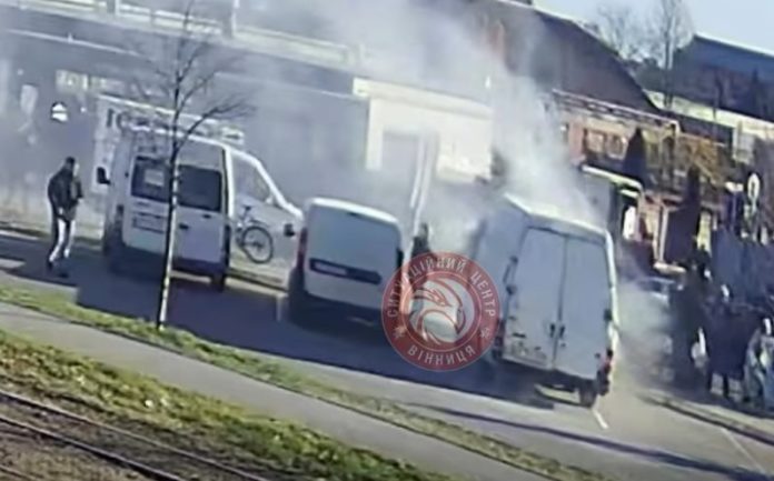 Через несправність електрики у Вінниці зайнявся мікроавтобус
