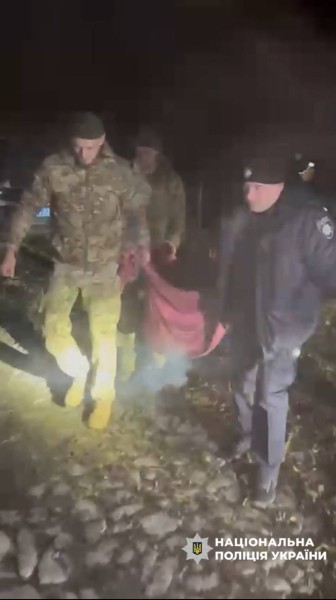 Добу зникла в темряві: бабусю з проблемами слуху й зору врятували поліцейські та громада