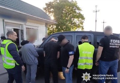 Депутат і спільники організували схему нелегального виїзду чоловіків: усіх затримали