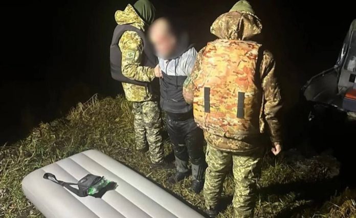 Нічна авантюра на річці: 28-річного «плавця» з Дністра витягли прикордонники