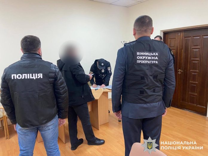 1000 доларів або пальне: посадовець із Вінниччини “продавав” довідки для відстрочки від служб