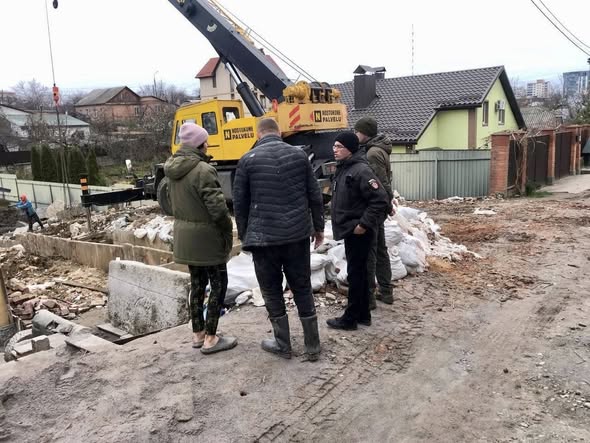 Бетон у руслі та сміття на березі: на вінничанина склали протоколи за нищення прибережної зони