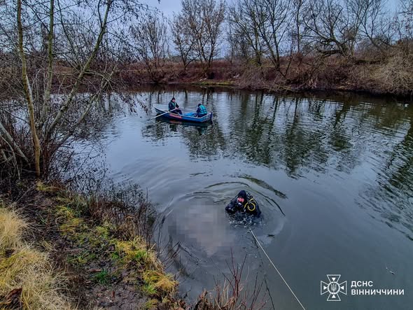 Смерть у водоймі Хмільника: надзвичайники дістали тіло з дна річки