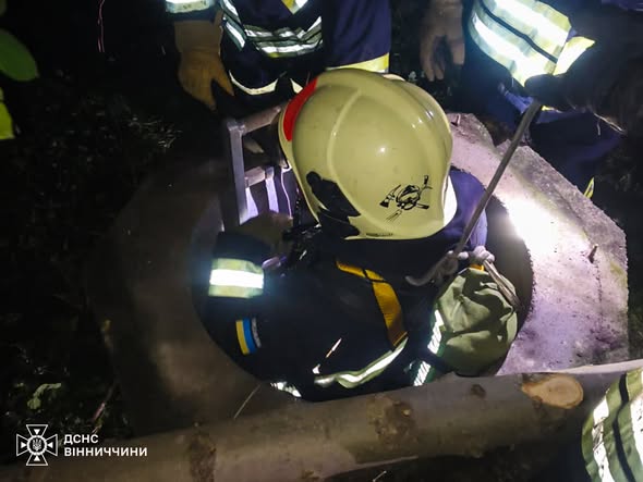 У Грушківцях рятувальники підняли з колодязя тіло загиблого чоловіка