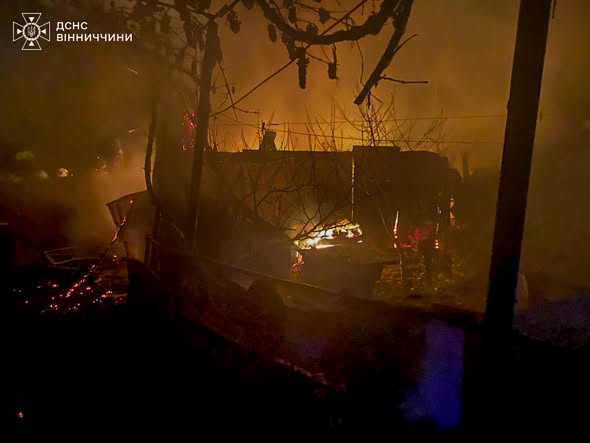Пожежна доба на Вінниччині: горіли будинок, гаражі та вагончик, постраждалих немає