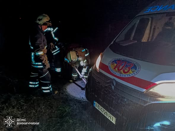 На Вінниччині рятувальники вручну витягли «швидку» з грузької дороги