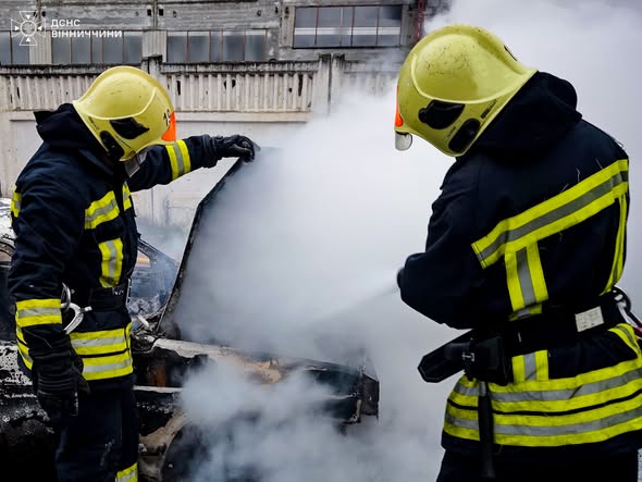 Автомобіль, гараж і дах будівлі: рятувальники ліквідували п’ять пожеж на Вінниччині