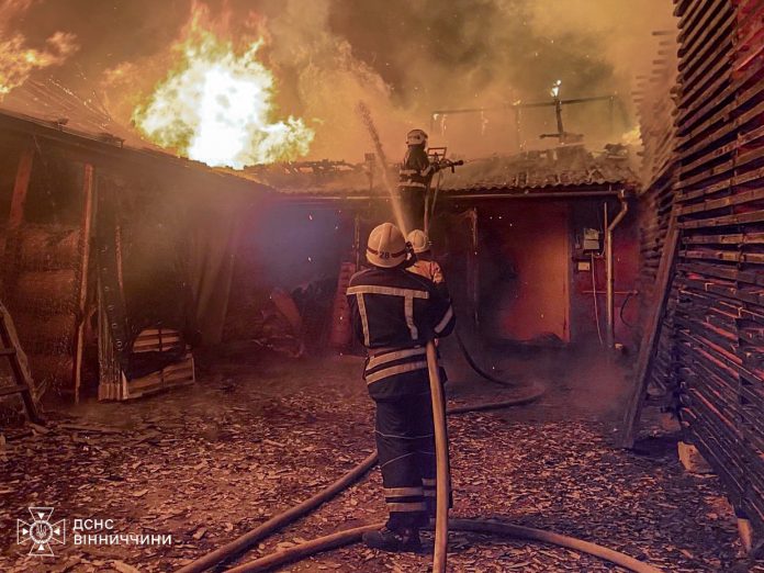Нічна пожежа в Томашполі: у вогні меблевий цех, є постраждала