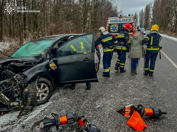 Автотроща на Вінниччині: рятувальники деблокували водія, але він помер у лікарні