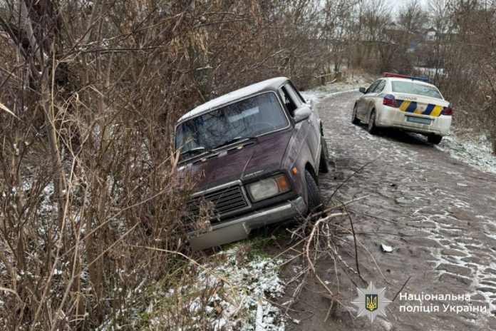 П’яна нічна «покатушка» закінчилась кюветом: на Вінниччині чоловік викрав два авто