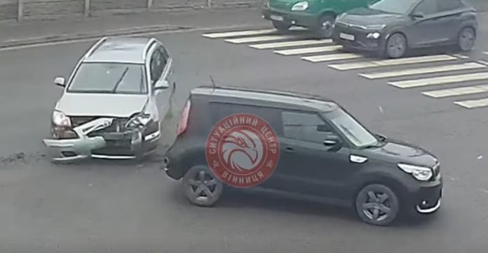 Аварія серед білого дня: у Вінниці водій Toyota спричинив ДТП