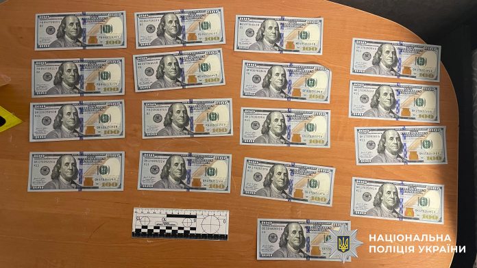 Проникли через вікно та винесли валюту: поліція затримала крадіїв у Тульчинському районі