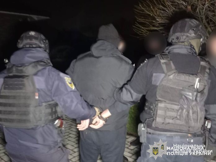 Озброєний напад і катування підприємців: троє фігурантів за ґратами, одного розшукують