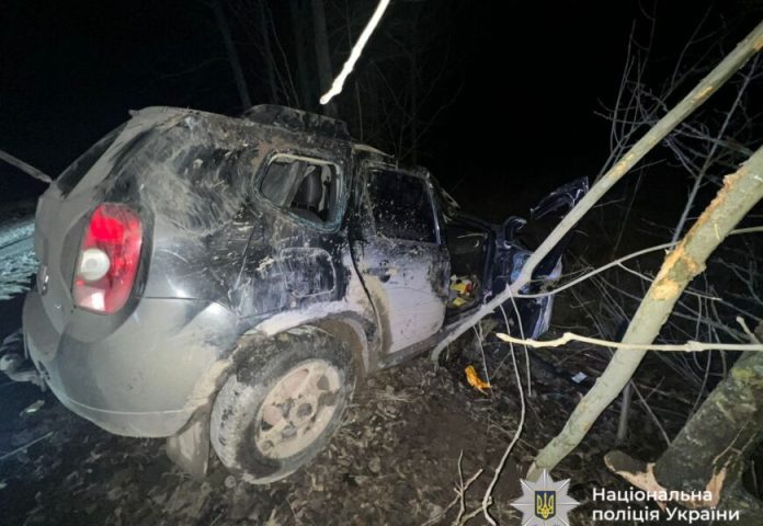 Поблизу Могилева-Подільського перекинувся легковик: троє людей травмовані