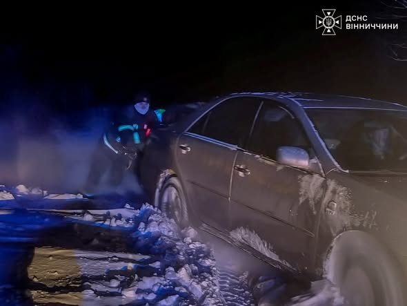 Через негоду на Вінниччині рятувальники п’ять разів надавали допомогу водіям