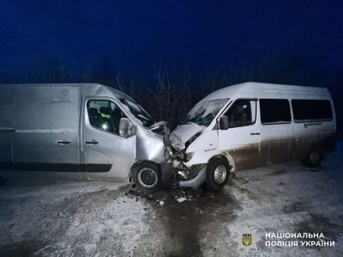 Аварія на Могилів-Подільщині: до лікарні госпіталізували трьох учасників ДТП