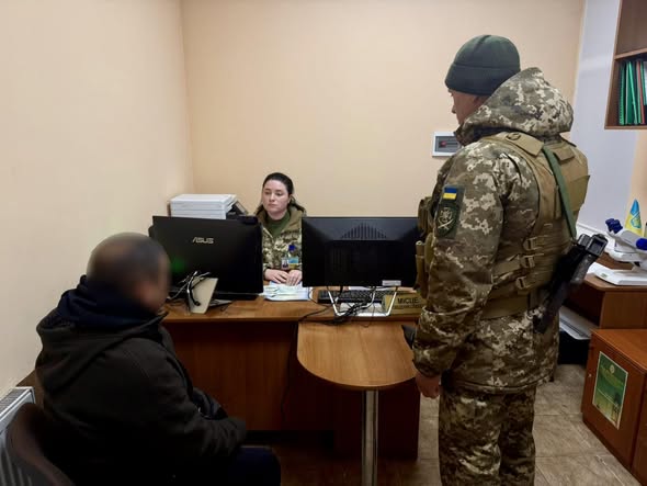 Підкуп не пройшов: прикордонник відмовився від 300 доларів у Могилів-Подільському