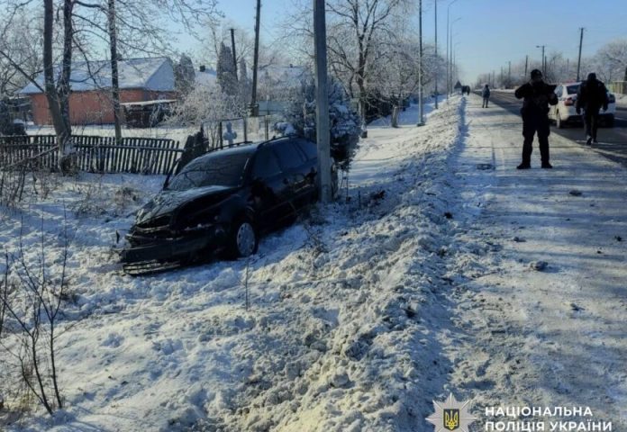 Аварія в селі Маяки: легковик після удару ледь не врізався в електроопору