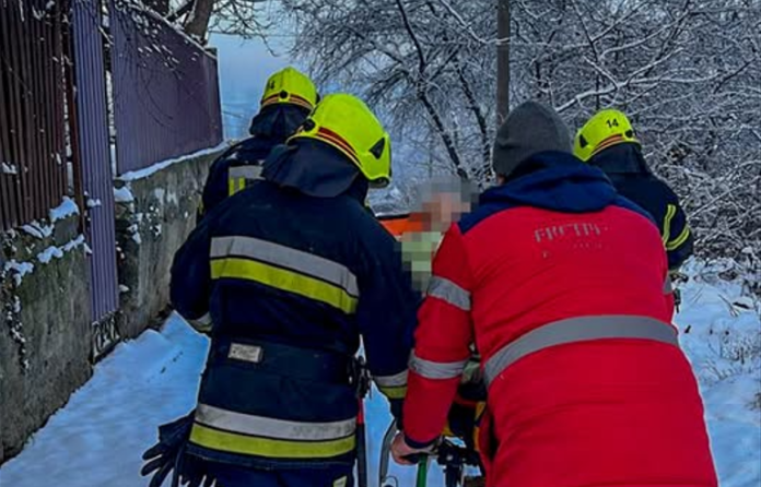 Слизька дорога заблокувала “швидку”: у Тульчині чоловіка рятували вручну