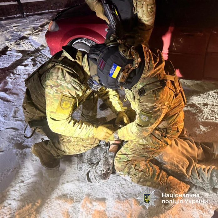 Обіцяв «домовитися» з військовими за валюту: на Вінниччині викрили корупційну схему