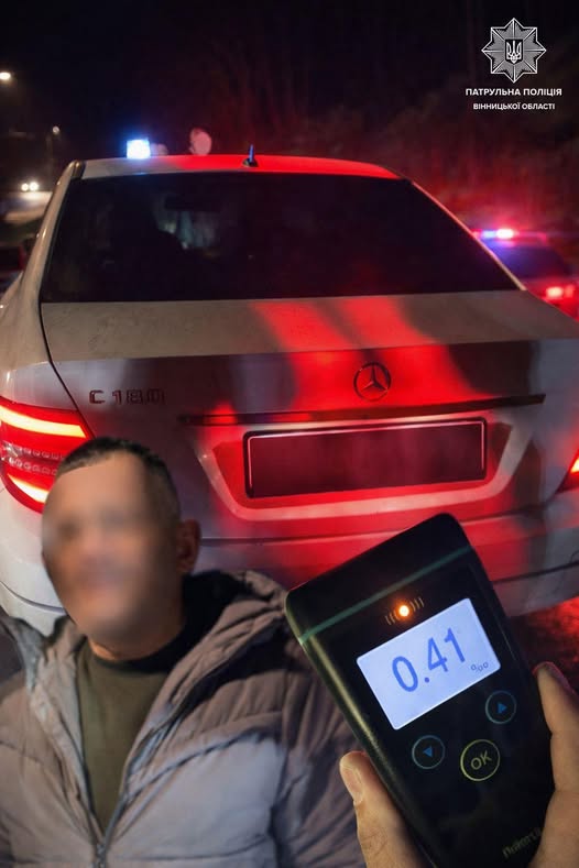 Фейкові спецсигнали, чужі номери і алкоголь: водія Mercedes-Benz зупинили патрульні