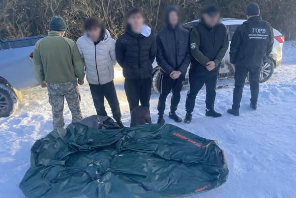 Гумовий човен і холодна вода: прикордонники затримали близнюків біля кордону з Молдовою