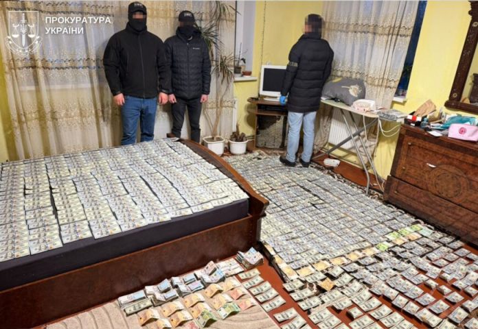3000 доларів за інвалідність: у Вінницькій області викрили двох лікарів