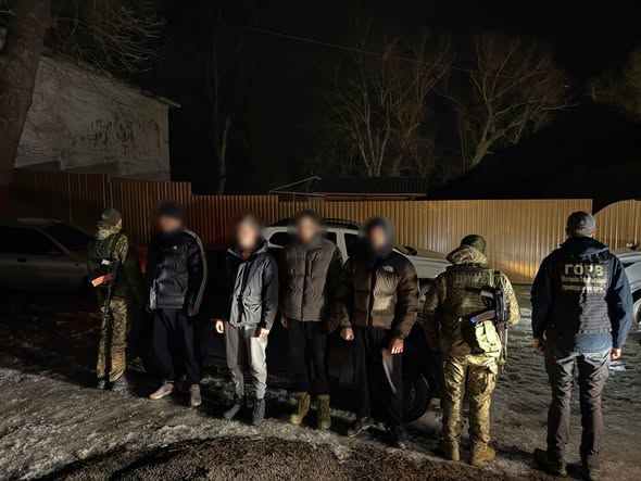 Брав майже пів мільйона гривень за «дорогу до Молдови»: прикордонники затримали організатора схеми